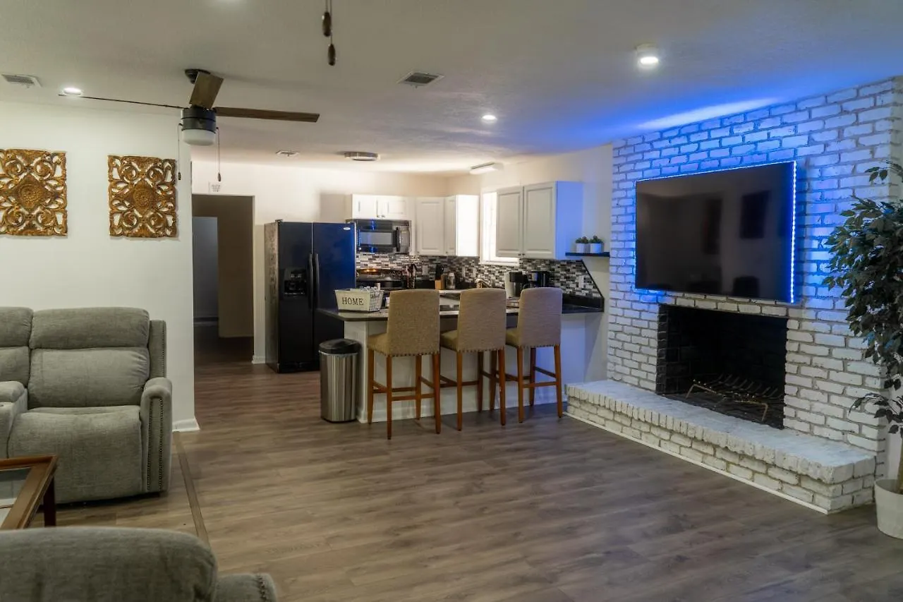 Beautiful Family Home Near Airport, I-10, Shopping Pensacola